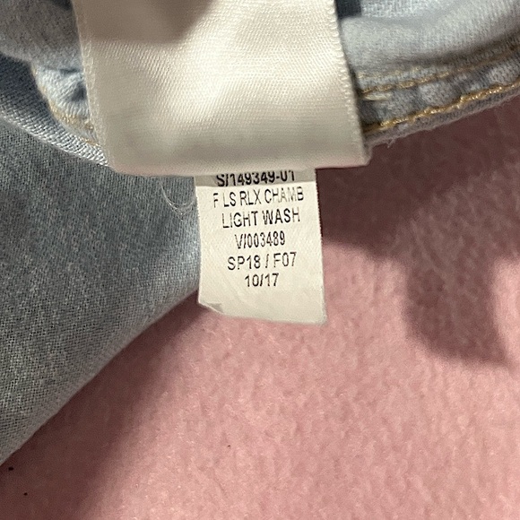 Women's Old Navy The Classic Shirt Light Wash Denim/Chambray Size Medium - Picture 6 of 7